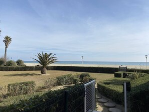 Property grounds - Renovated 1-bedroom with terrace, beach access, Canet-Plage (Canet-Plage)