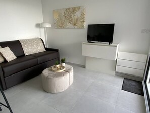 TV - Renovated 1-bedroom with terrace, beach access, Canet-Plage (Canet-Plage)