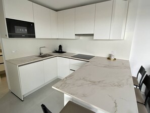 Fridge, stovetop, dishwasher - Renovated 1-bedroom with terrace, beach access, Canet-Plage (Canet-Plage)