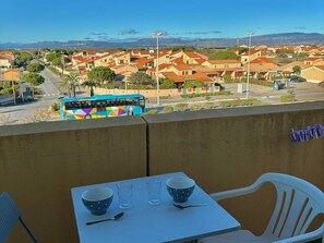 Outdoor dining - Cozy studio beach access, balcony and parking (Le Barcarès)