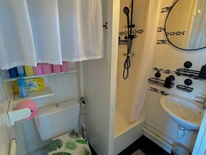 Bathroom - Cozy studio beach access, balcony and parking (Le Barcarès)