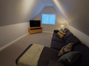 Living area - 1 bedroom apartment in prime location close to town centre and the beach. (Selsey)