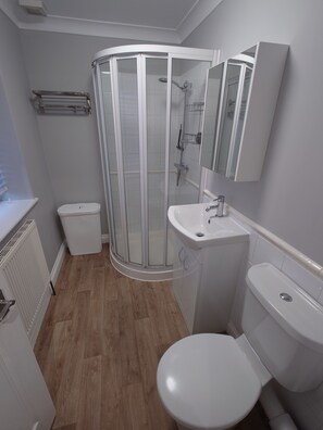 Shower, hair dryer, towels, toilet paper - 1 bedroom apartment in prime location close to town centre and the beach. (Selsey)