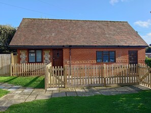 Exterior - 1 bedroom apartment in prime location close to town centre and the beach. (Selsey)