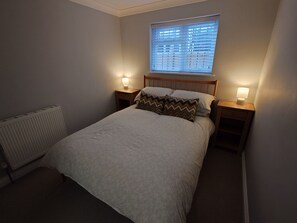 WiFi, bed sheets - 1 bedroom apartment in prime location close to town centre and the beach. (Selsey)