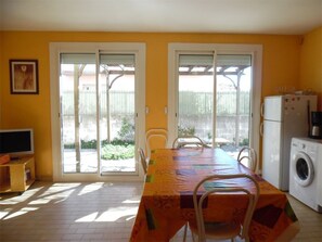 Dining - Charming two-room apartment with terrace near the beach, secure parking (Canet-Plage)