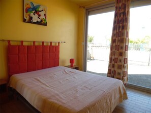 1 bedroom - Charming two-room apartment with terrace near the beach, secure parking (Canet-Plage)