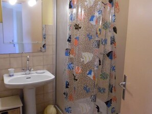 Bathroom - Charming two-room apartment with terrace near the beach, secure parking (Canet-Plage)