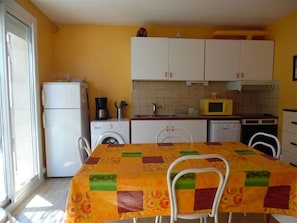 Fridge, microwave, oven, stovetop - Charming two-room apartment with terrace near the beach, secure parking (Canet-Plage)