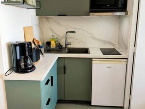 Fridge, microwave, stovetop - 2-room apartment for 5 ppl with pool and parking facing the sea (Canet-Plage)