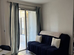TV - Cozy T2 apartment 50m from the beach with balcony (Canet-en-Roussillon)