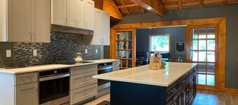 Larrabee Lake Retreat - The Lodge & Cottage