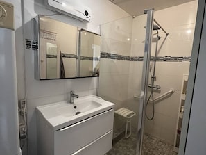 Bathroom - Modern house with private courtyard and secure parking (Canet-en-Roussillon)