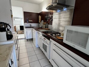 Microwave, oven, dishwasher, coffee/tea maker - Modern house with private courtyard and secure parking (Canet-en-Roussillon)