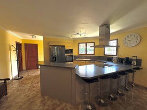 Fridge, microwave, oven, stovetop - Family villa with private pool near beaches (Saint-Laurent-de-la-Salanque)