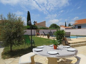 Outdoor dining - Family villa with private pool near beaches (Saint-Laurent-de-la-Salanque)