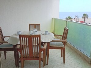 Outdoor dining - Modern T2 Sea View, 3 Stars, Private Parking, Near Beach (Canet-en-Roussillon)