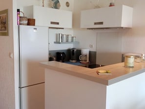 Coffee/tea maker, fridge, microwave, oven - Modern T2 Sea View, 3 Stars, Private Parking, Near Beach (Canet-en-Roussillon)