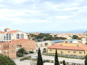 A coastal residential area with buildings featuring red-tiled roofs and a mix of architectural styles. - Apartment in Barcarès with pool, private parking, and direct beach access (Le Barcarès)