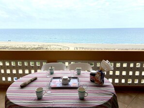 Outdoor dining - Apartment in Barcarès with pool, private parking, and direct beach access (Le Barcarès)