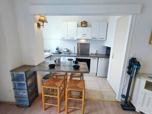 Fridge, microwave, oven, stovetop - Central 2-room apartment, 5 people, includes parking (Canet-Plage)