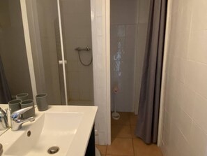Bathroom - Central 2-room apartment, 5 people, includes parking (Canet-Plage)