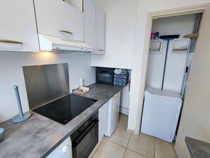 Fridge, microwave, oven, stovetop - Central 2-room apartment, 5 people, includes parking (Canet-Plage)
