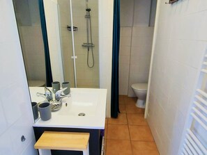 Bathroom - Central 2-room apartment, 5 people, includes parking (Canet-Plage)
