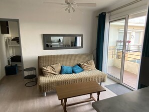 TV - Central 2-room apartment, 5 people, includes parking (Canet-Plage)