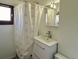 Bathroom - Cozy Beachside Cottage with AC, Terrace, Parking - 2 Min Walk to Beach (Le Barcarès)
