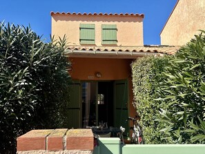 Exterior - Cozy Beachside Cottage with AC, Terrace, Parking - 2 Min Walk to Beach (Le Barcarès)