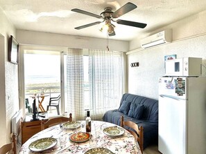 TV - Air-conditioned T2 in Barcarès with direct beach access and parking (Le Barcarès)