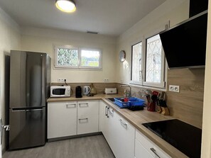 Fridge, microwave, oven, coffee/tea maker - Single-storey air-conditioned house close to beach in Canet-en-Roussillon (Canet-en-Roussillon)