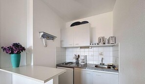 Kühlschrank, Mikrowelle, Wasserkocher mit Kaffee-/Teezubehör, Toaster