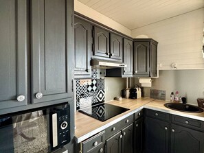 Fridge, microwave, dishwasher, coffee/tea maker - Apartment 4 people with terrace, AC, parking, 200m from beach (Le Barcarès)