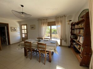 Dining - Air-conditioned T6 Villa near the beach for 10 people (Le Barcarès)