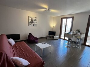 TV - T2 Apartment in Canet Plage, 4 Pers, Terrace, Close to Beach (Canet-en-Roussillon)