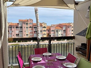 Outdoor dining - Stunning Duplex with Pool, Tennis Court, and Terrace near Beach (Le Barcarès)