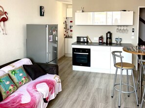 TV - Stunning Duplex with Pool, Tennis Court, and Terrace near Beach (Le Barcarès)