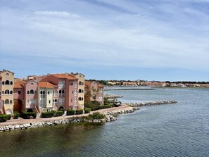 Ein Hotel am Wasser mit mehreren Gebäuden, freiem Blick auf das Meer und einer felsigen Küstenlinie.