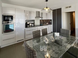 Fridge, microwave, oven, stovetop - Modern apartment with AC 100 m from the beach for 6 pers (Le Barcarès)