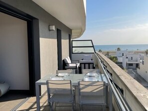 Outdoor dining - Modern apartment with AC 100 m from the beach for 6 pers (Le Barcarès)
