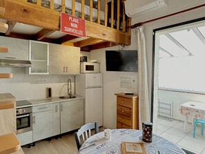 Fridge, microwave, oven, stovetop - Charming Beachfront Apartment with AC, Garden View and Loggia in Le Barcarès (Le Barcarès)
