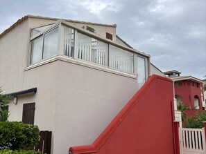 Exterior - Charming Beachfront Apartment with AC, Garden View and Loggia in Le Barcarès (Le Barcarès)