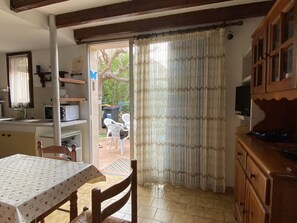 Fridge, microwave, stovetop - Quiet villa near beach, 4 ppl, Canet-Plage (Canet-Plage)