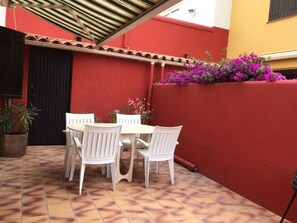 Outdoor dining - T3 Apartment 500m from beach, private parking, pets allowed (Le Barcarès)