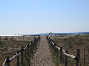 Beach nearby - T3 Apartment 500m from beach, private parking, pets allowed (Le Barcarès)
