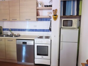Refrigerador, microondas, lavavajillas y cafetera y tetera 