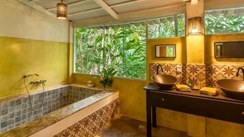 Quarto casal luxo, vista para o jardim | Banheiro