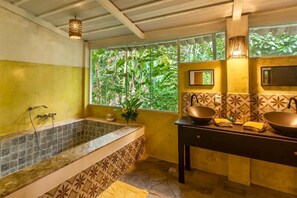 Kahden hengen deluxe-huone, näköala puutarhaan | Kylpyhuone